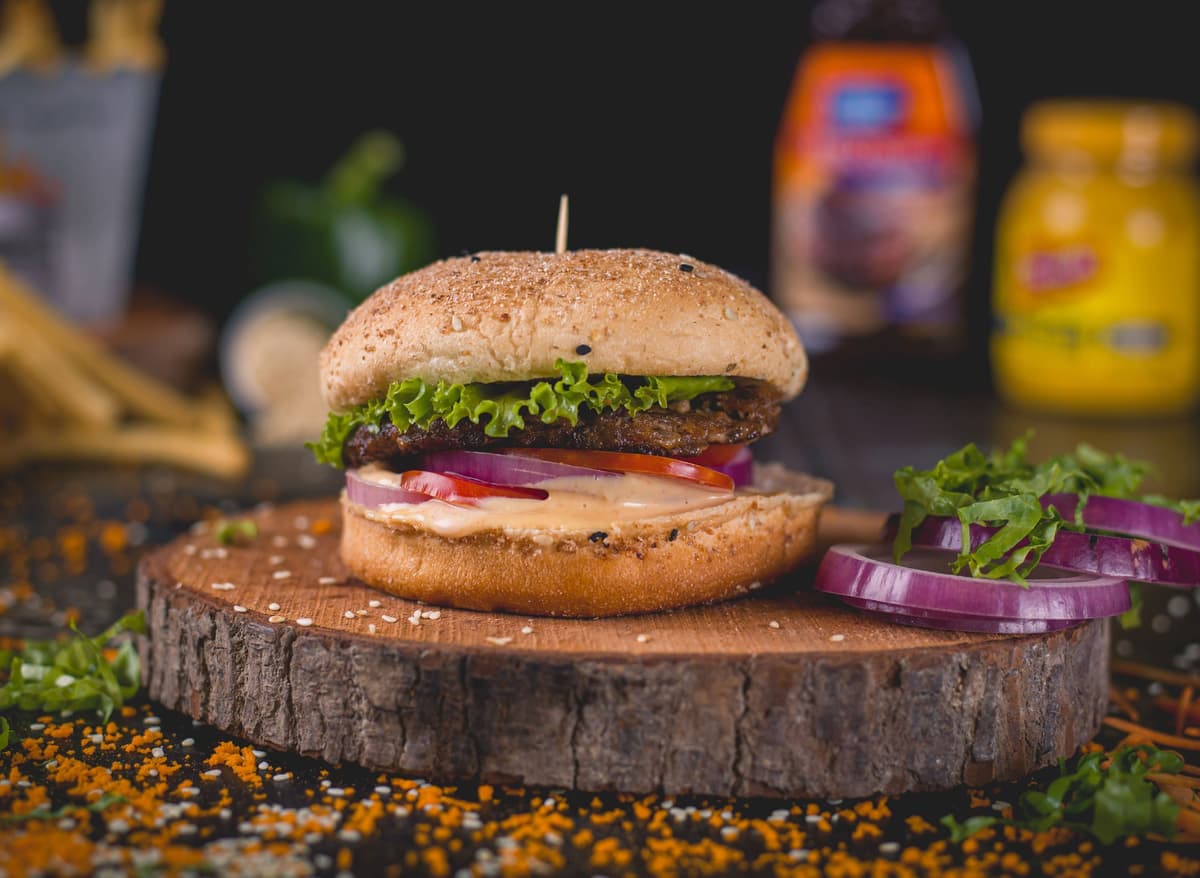 Juicy beef burgers with onion, tomato,
fresh lettuce etc.