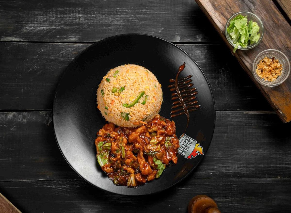 Rice prepared with juicy chicken sizzling.